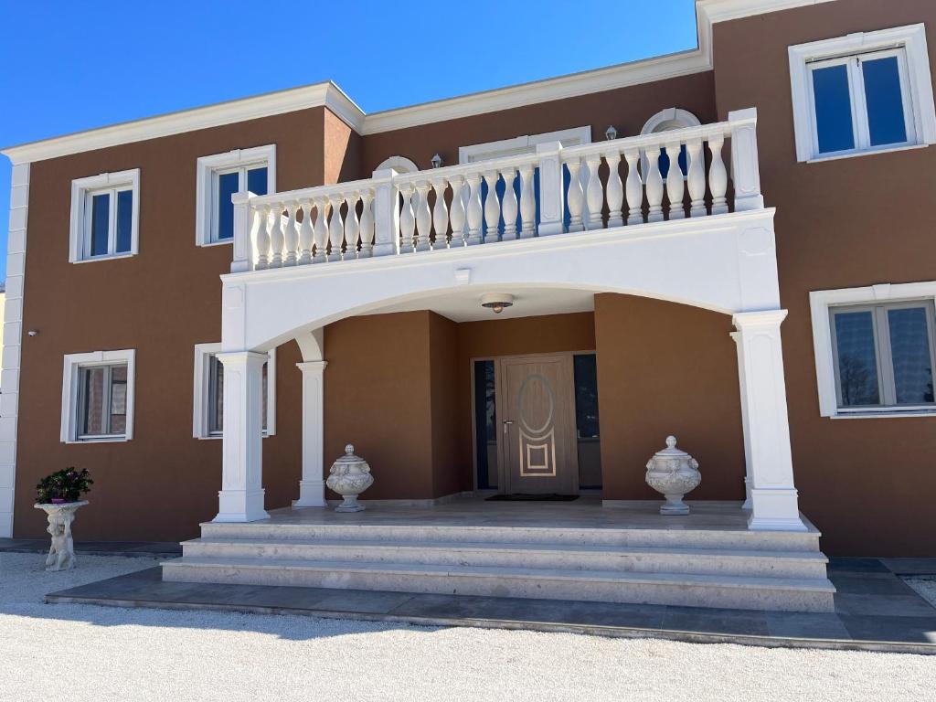 une maison avec un escalier blanc et un escalier dans l'établissement VILLA SILVIA - FUNTANA, à Funtana
