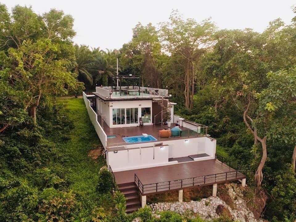 una vista aérea de una casa en el bosque en Family Cliff House - private jacuzzi with beach views, en Pathiu