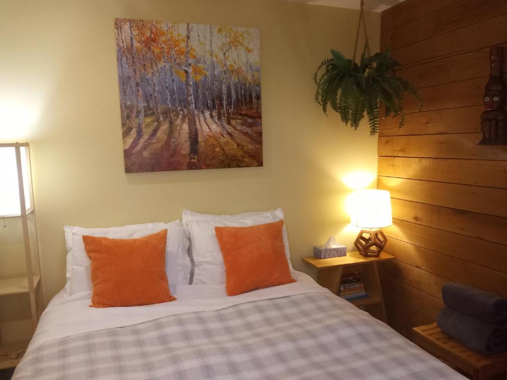 Postel nebo postele na pokoji v ubytování Forest Sweet Retreat Hot Tub & Wood Fired Sauna