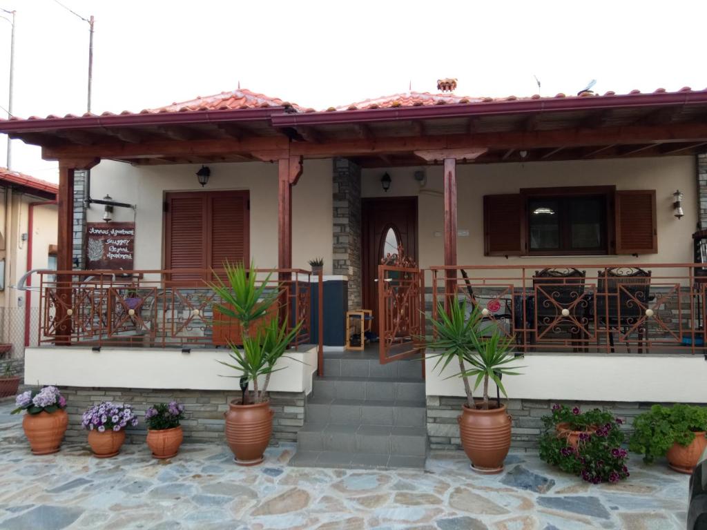 uma casa com vasos de plantas em frente em Snuggery Elegant Apartment em Agios Nikolaos