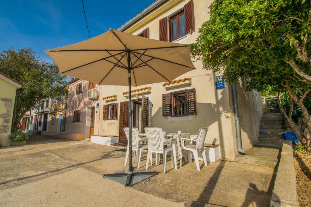 Holiday house Punta Blue & Orange 5m from the sea, island Cres - Estudio De Apartamento Con Vista Al Mar