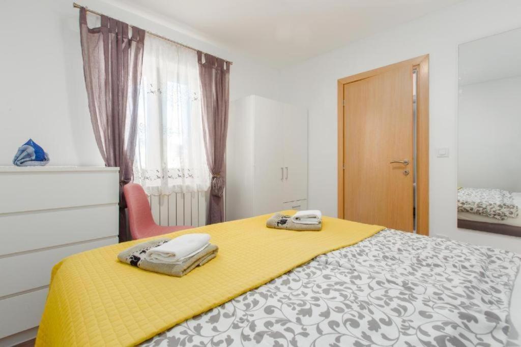 1 dormitorio con 1 cama amarilla y 1 silla en NEW!!! Apartment Alex on Perfect Location, en Poreč