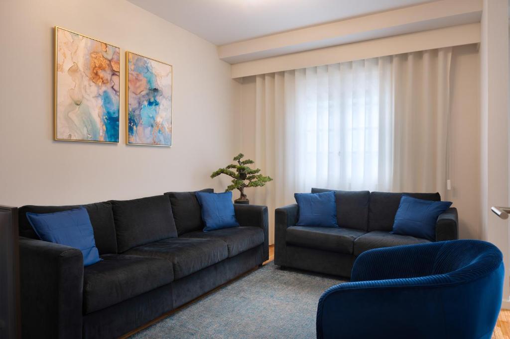 sala de estar con sofá y 2 sillas en Invicta Premium - Downtown apartment, en Oporto