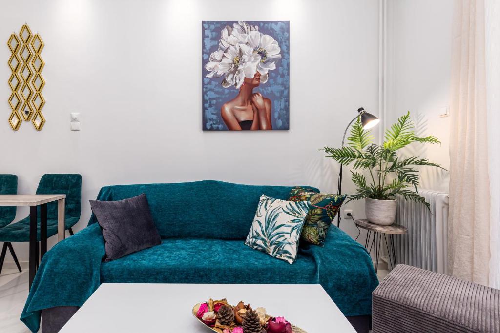 un soggiorno con un divano verde e un tavolo di Casa di Rosi, Seaview studio in corfu town a Città di Corfù