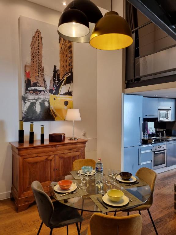 une salle à manger avec une table et des chaises dans l'établissement Duplex Chic Climatisé avec terrasse proche Comédie, à Montpellier