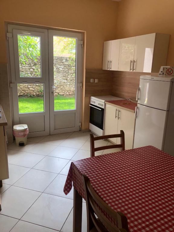 Kuchyň nebo kuchyňský kout v ubytování Apartments Uno