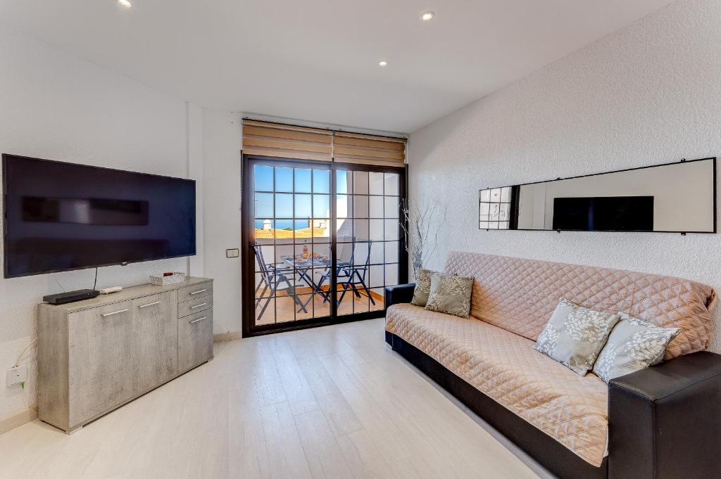TV a/nebo společenská místnost v ubytování Wonderful apartment with a Sea view, WiFi, Pool