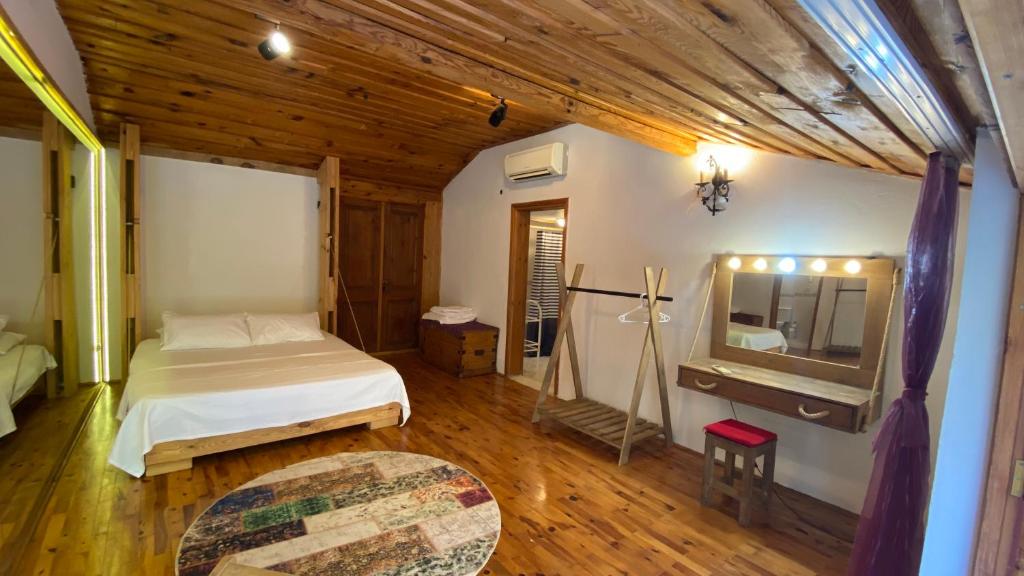 una camera con letto, specchio e TV di Old town Cozy Villa in the heart of Antalya a Antalya (Adalia)