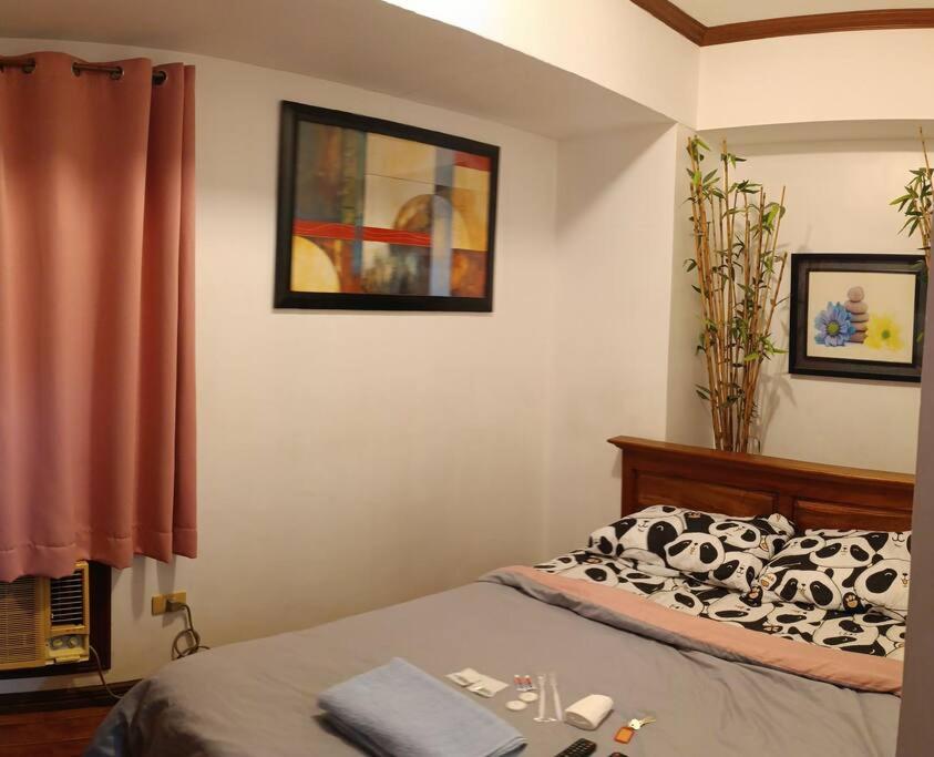 1 dormitorio con cama, ventana y cama sidx sidx en Isabelle Garden Villas 516, en Manila