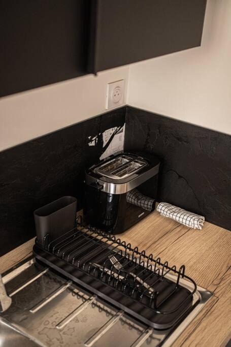 a kitchen counter with a stove and a toaster oven at LE MONDRIAN - Hôtel de ville - Confort - Paisible - Wi-Fi in Saint-Étienne