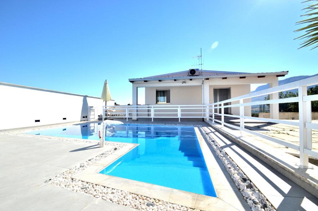 ein Schwimmbad auf dem Dach eines Hauses in der Unterkunft Villa White private pool in Alcamo