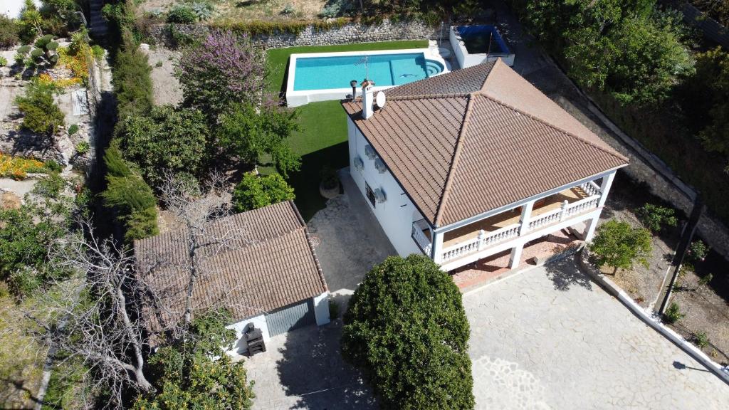 einen Blick über ein Haus mit Pool in der Unterkunft Casa El Molino in Montecorto