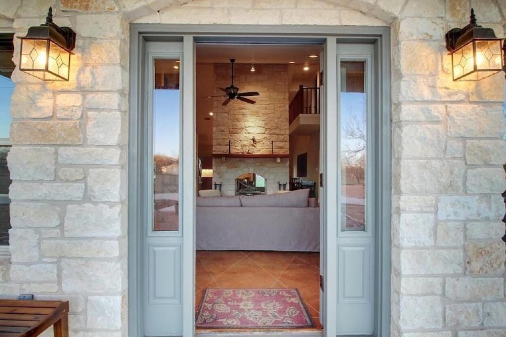 uma porta que leva a uma cozinha com uma ventoinha de tecto em Willow Grove Estate em Fredericksburg