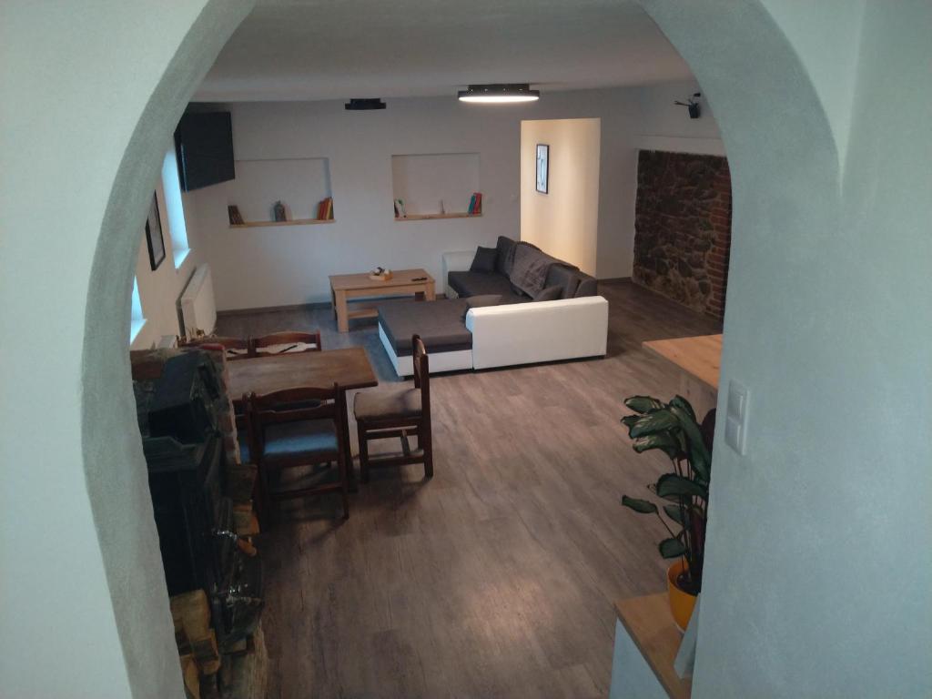 mit Blick auf ein Wohnzimmer mit einem Sofa und einem Tisch in der Unterkunft Apartman pod Svatou Horou in Příbram