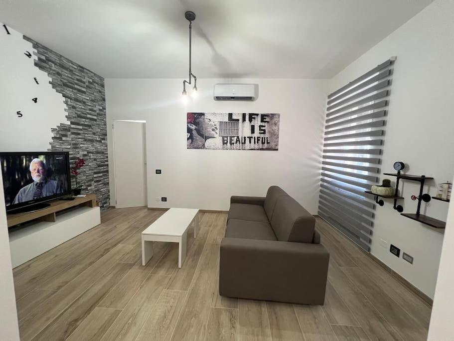 uma sala de estar com um sofá e uma televisão em Cinque Terre HUB LUXURY HOME IN LA SPEZIA em La Spezia