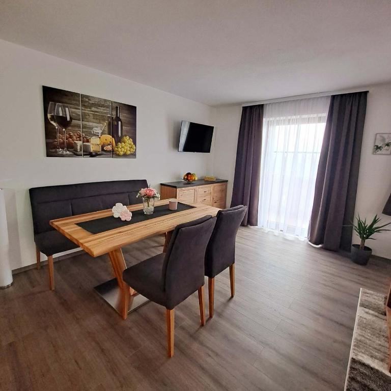 TV a/nebo společenská místnost v ubytování Landhaus Stadlmann