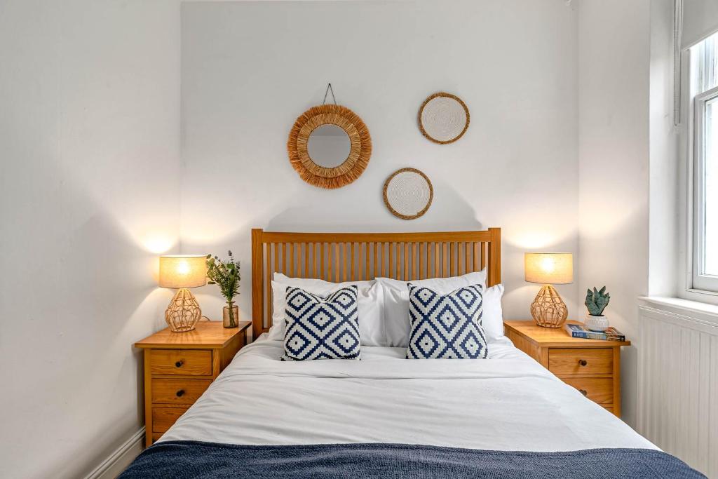 A bed or beds in a room at Cozy Covent Garden/Oxford Street apartment