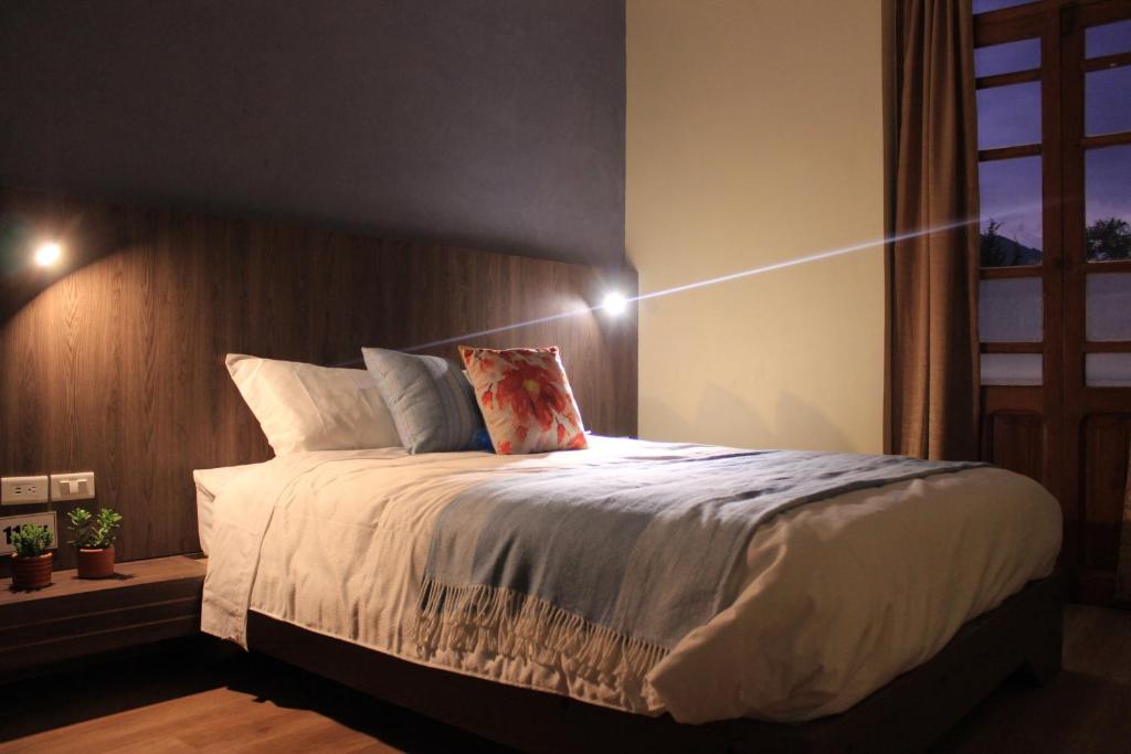 Postel nebo postele na pokoji v ubytování Hotel Inti Quito