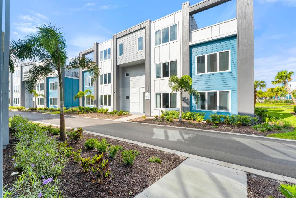 Stylish Condo with Resort Amenities, near Disney at Spectrum Resort ...