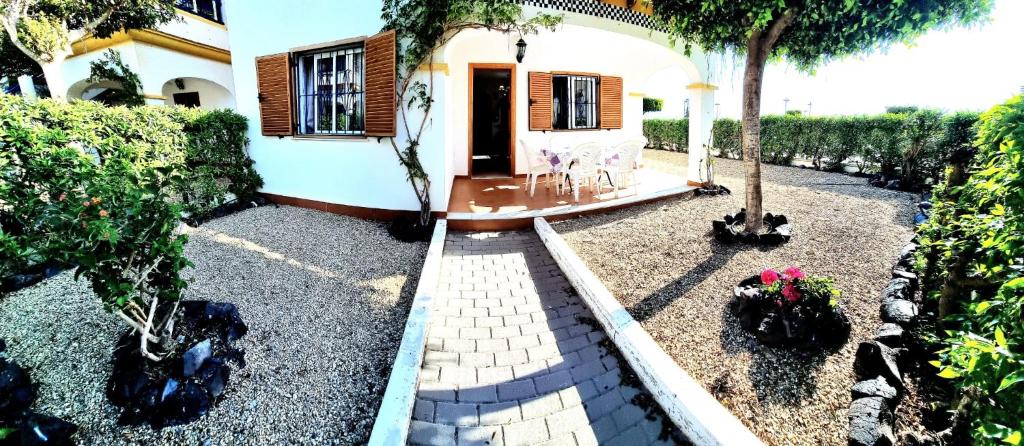 dom z przejściem przed dziedzińcem w obiekcie Dúplex 3 Dormitorios VERAMAR 5 Vera Playa primera línea de playa con vistas al mar w mieście Vera