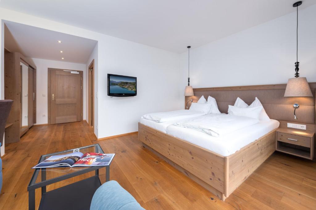 Postel nebo postele na pokoji v ubytování Hotel Stadler am Attersee