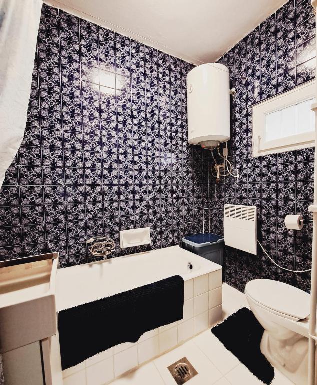 un bagno con un water e un lavandino di ŐzikeLak24 a Szigetmonostor