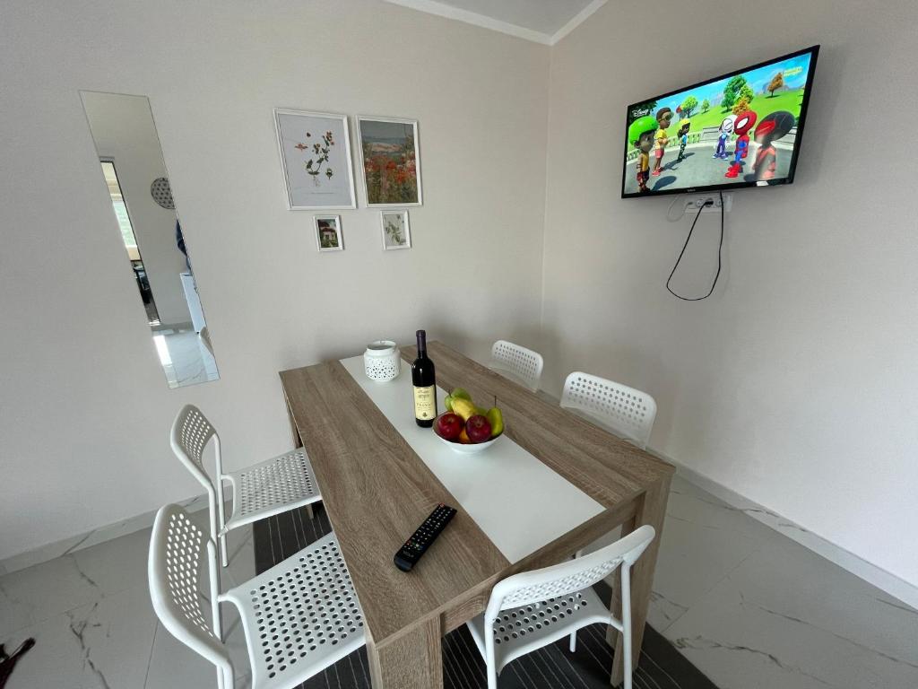 Una televisión o centro de entretenimiento en Villa Tunaj new Pool and BBQ
