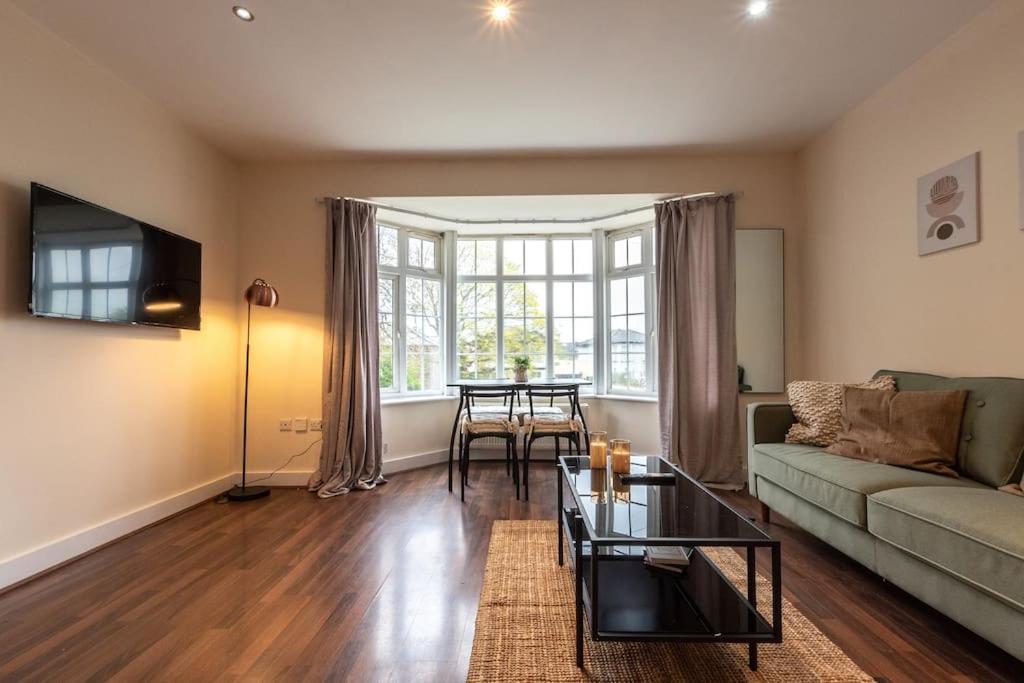 ein Wohnzimmer mit einem Sofa und einem Tisch in der Unterkunft Axinite - 3 Bedroom Flat With Parking in Southampton