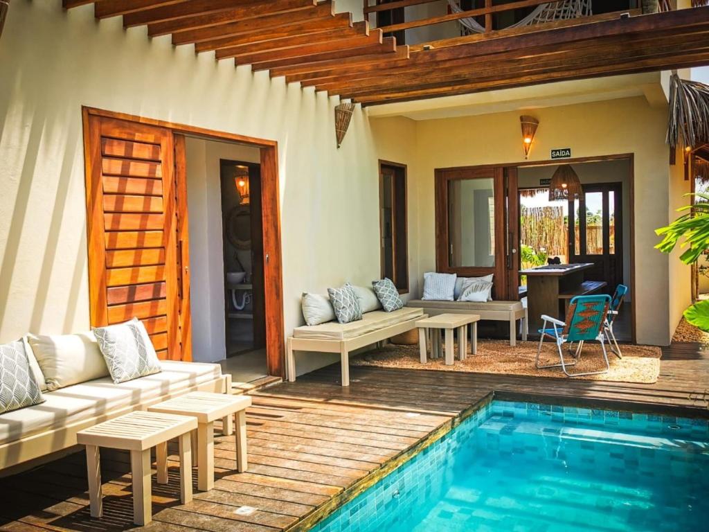 een patio met een zwembad en een huis bij Casa Vannina uma casa encantadora em Icaraizinho ! in Icaraí