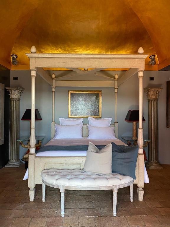 Postel nebo postele na pokoji v ubytování Palazzo storico Colesanti