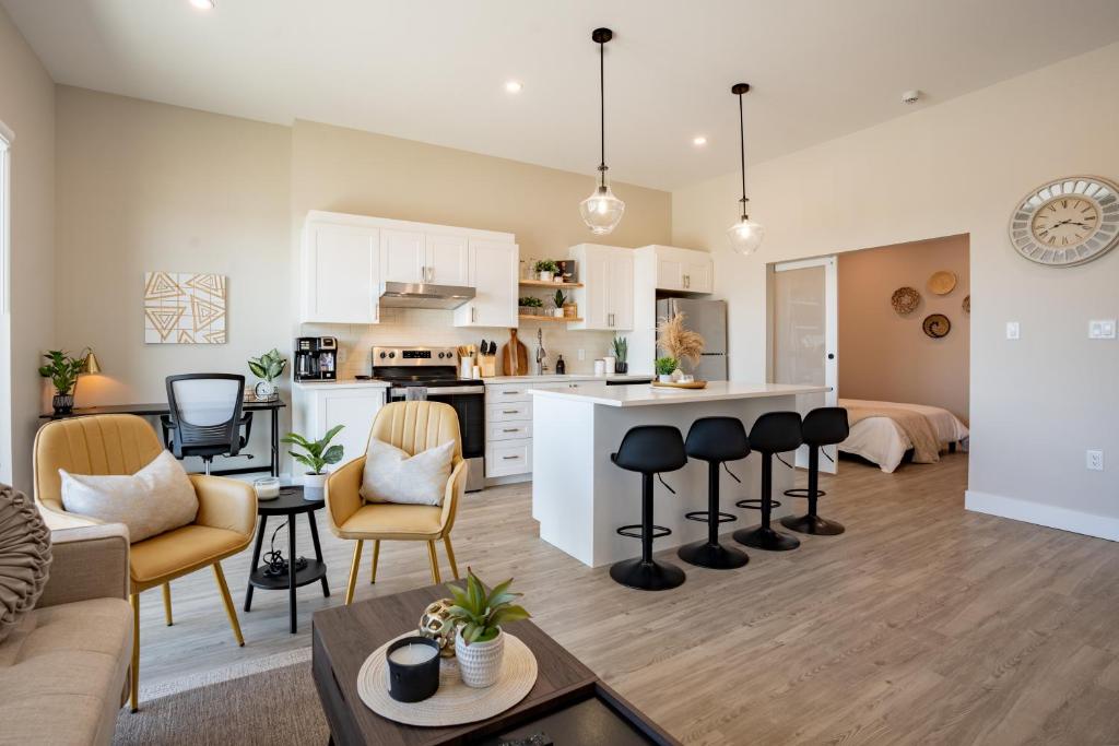 een keuken en een woonkamer met een bank en een tafel bij Brand new! Stylish 2 Bedroom Condo in Chatham