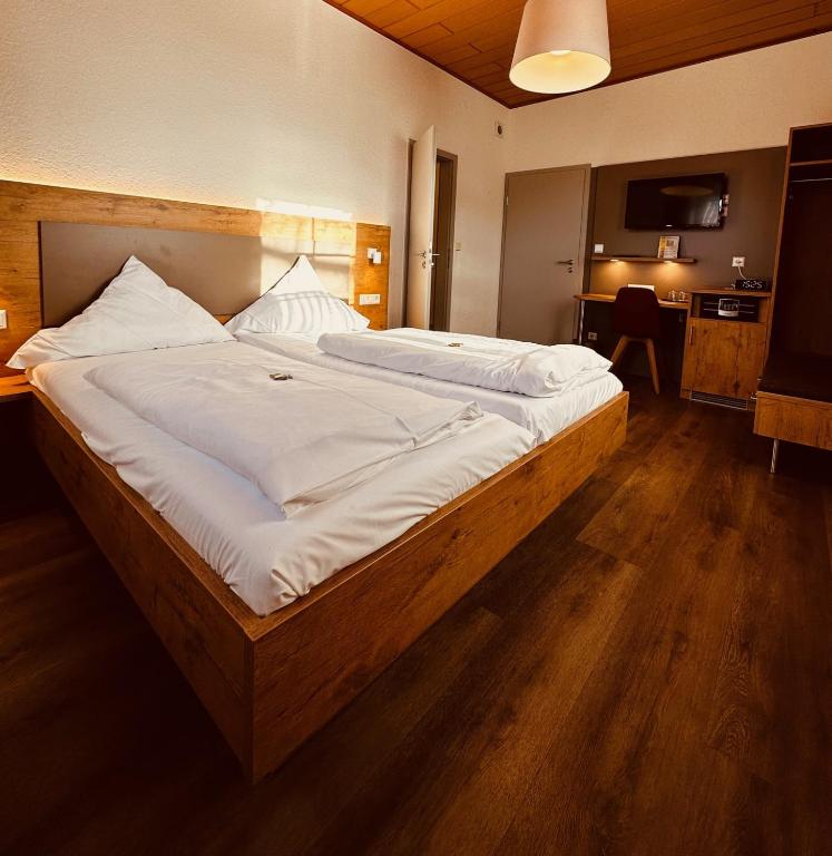 Postel nebo postele na pokoji v ubytování Hotel und Wirtshaus Löwen