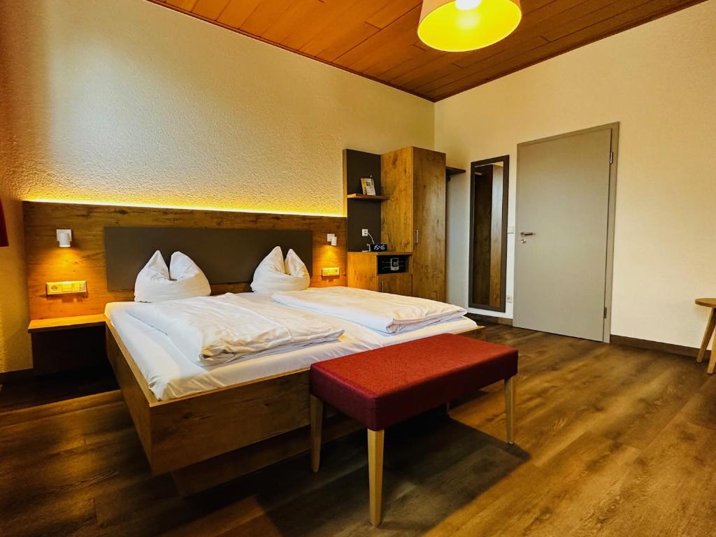 Postel nebo postele na pokoji v ubytování Hotel und Wirtshaus Löwen