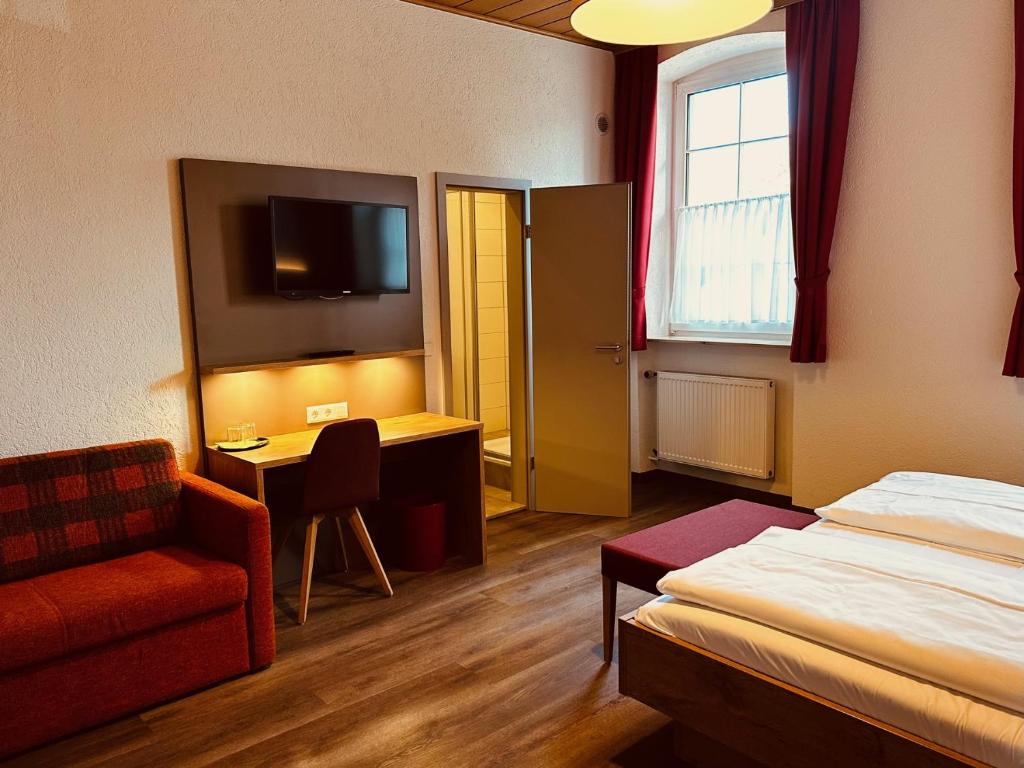 Postel nebo postele na pokoji v ubytování Hotel und Wirtshaus Löwen