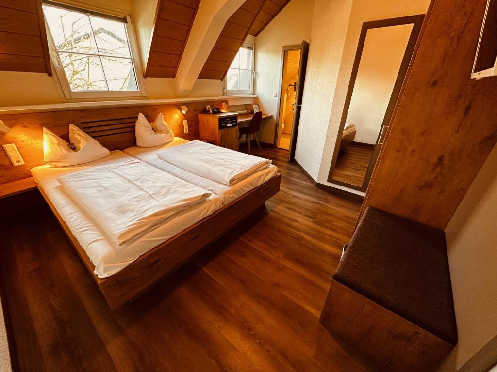Postel nebo postele na pokoji v ubytování Hotel und Wirtshaus Löwen