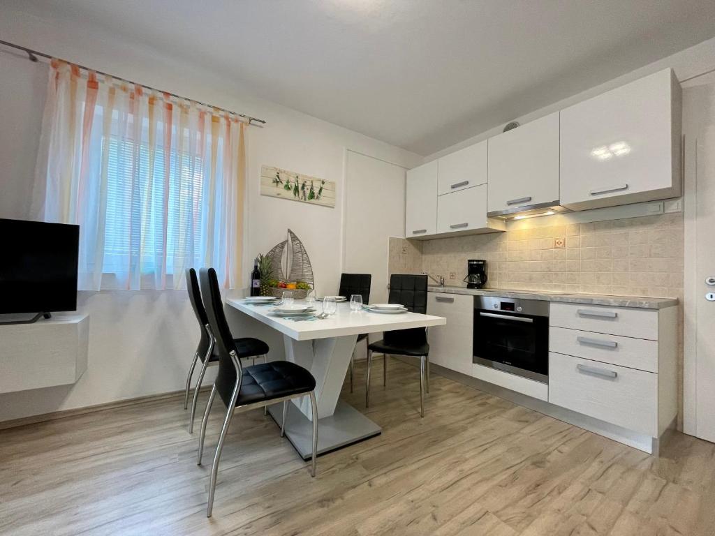 Kuchyň nebo kuchyňský kout v ubytování Apartments Lara