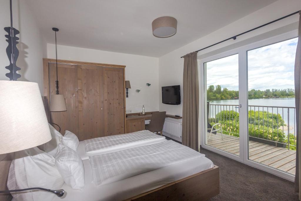 TV a/nebo společenská místnost v ubytování Hotel Stadler am Attersee