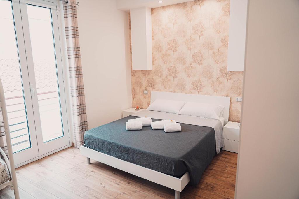 een slaapkamer met een bed met twee handdoeken erop bij VACANZE Il PROFUMO DEL MARE in Pozzallo