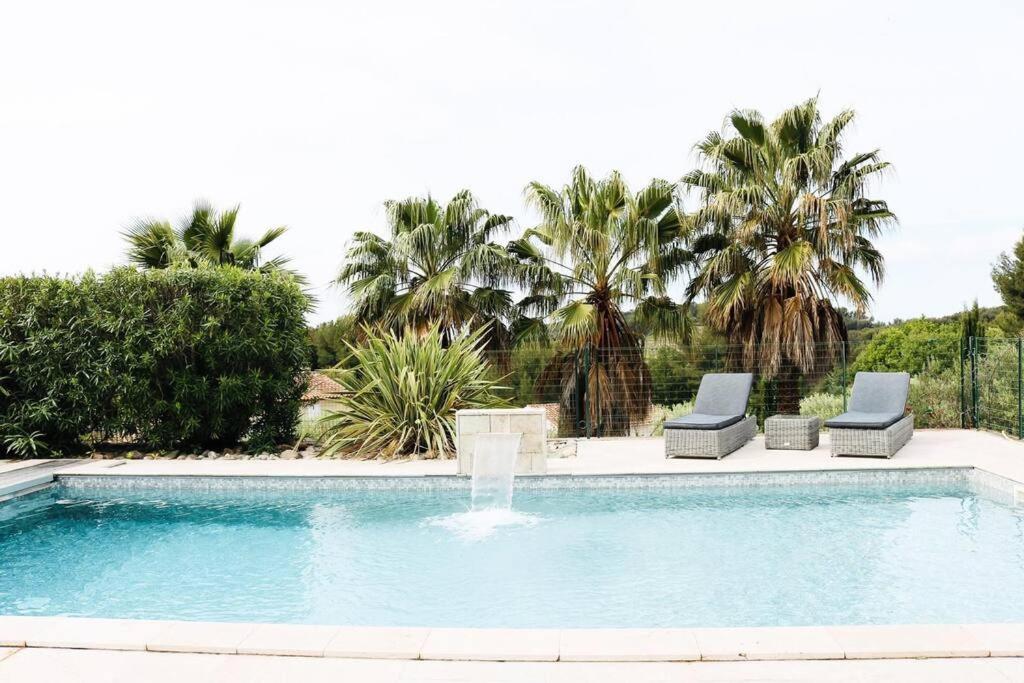 Bazén v ubytování Villa sur les hauteurs de Bandol Sanary-sur-mer nebo v jeho okolí