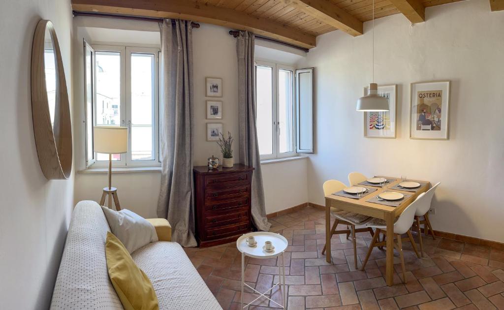 a living room with a couch and a table at Appartements dans agréable maison de ville centre historique de Rimini in Rimini