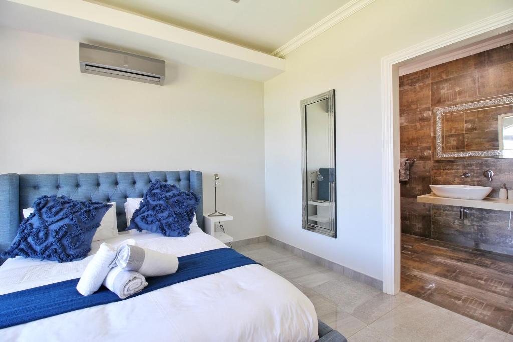 1 dormitorio con 1 cama grande y baño en Caribbean 1136 by Top Destinations Rentals, en Port Edward