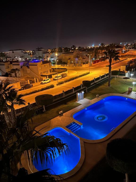 een groot zwembad in een stad 's nachts bij Villamartin - Las Violetas 555 in Alicante