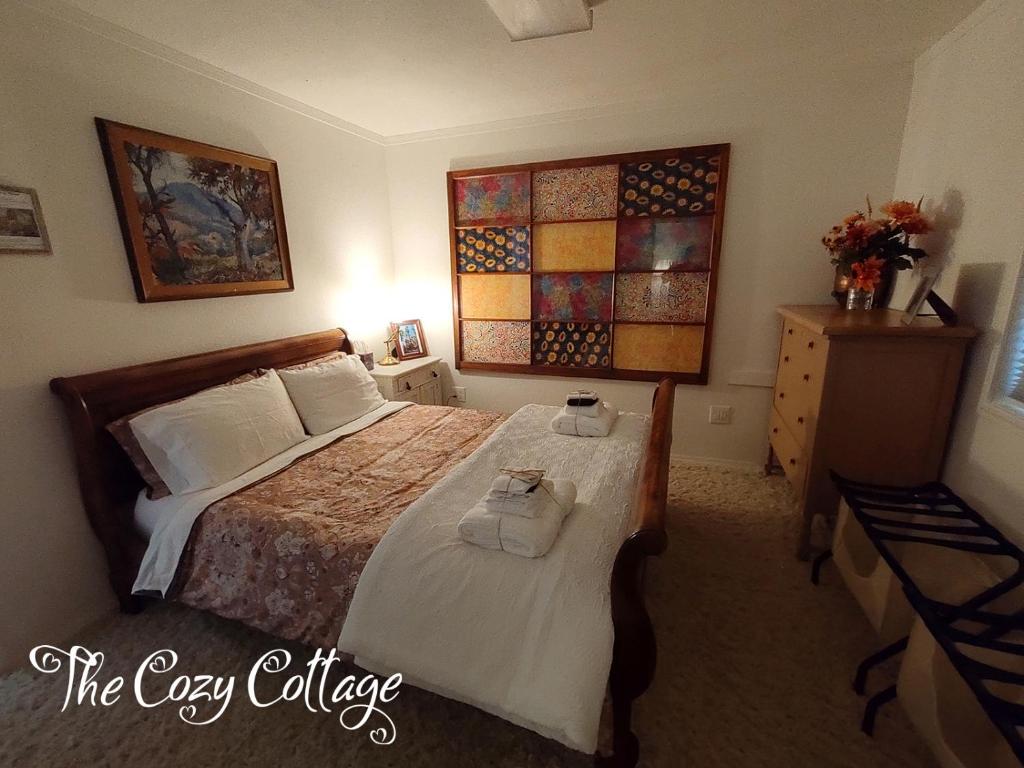 Postel nebo postele na pokoji v ubytování Cozy Cottage