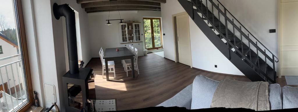 Posezení v ubytování U Králíka, apartmán H, 3 samostatné ložnice - mezonet, 3 vlastní parkovací místa, v klidu, přitom v centru zábavy