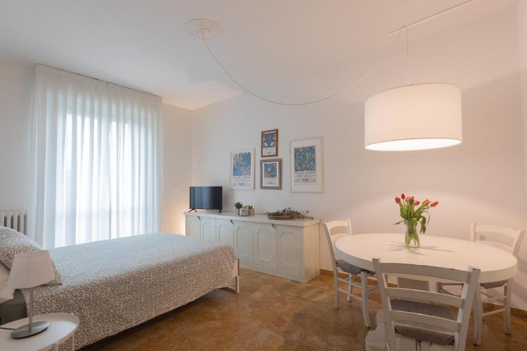 1 dormitorio con 1 cama, mesa y sillas en Marte 87 en Florencia