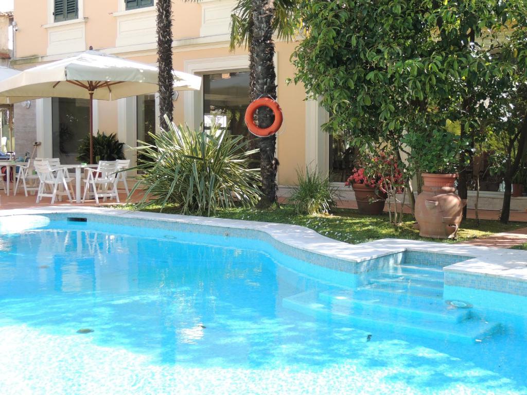 Bazén v ubytování Hotel Parma e Oriente Wellness & Spa nebo v jeho okolí