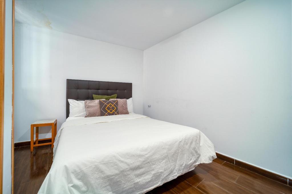 A CASACAFÉ Madrid Pozuelo Estación Private Rooms - Quadruple Room With Shared Bathroom