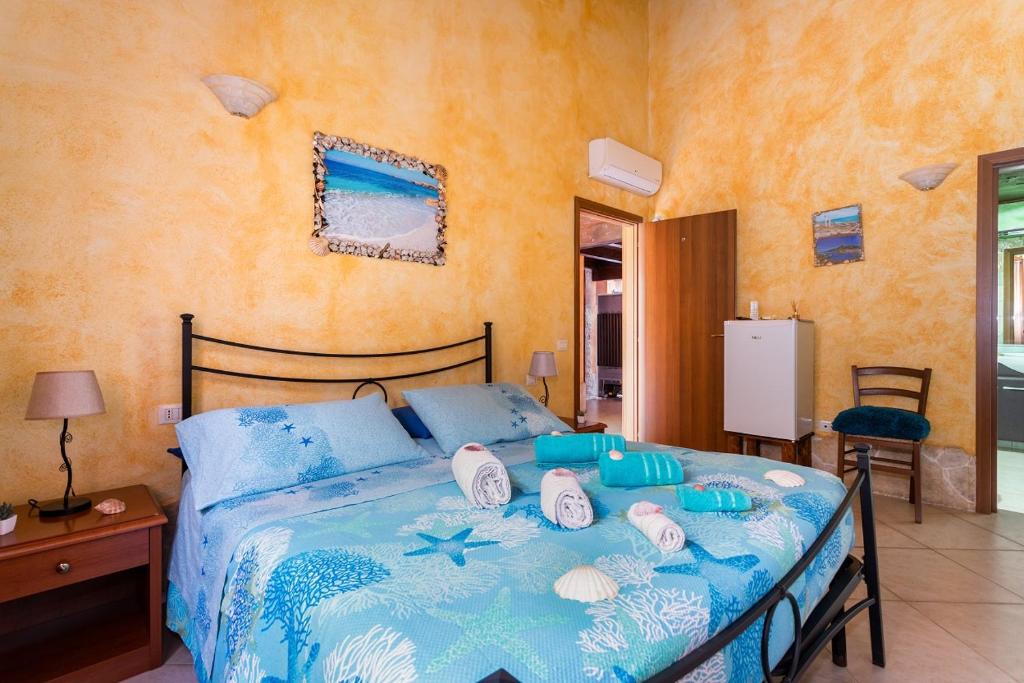 una camera con letto e piumone blu di Affittacamere Shardana a Càbras