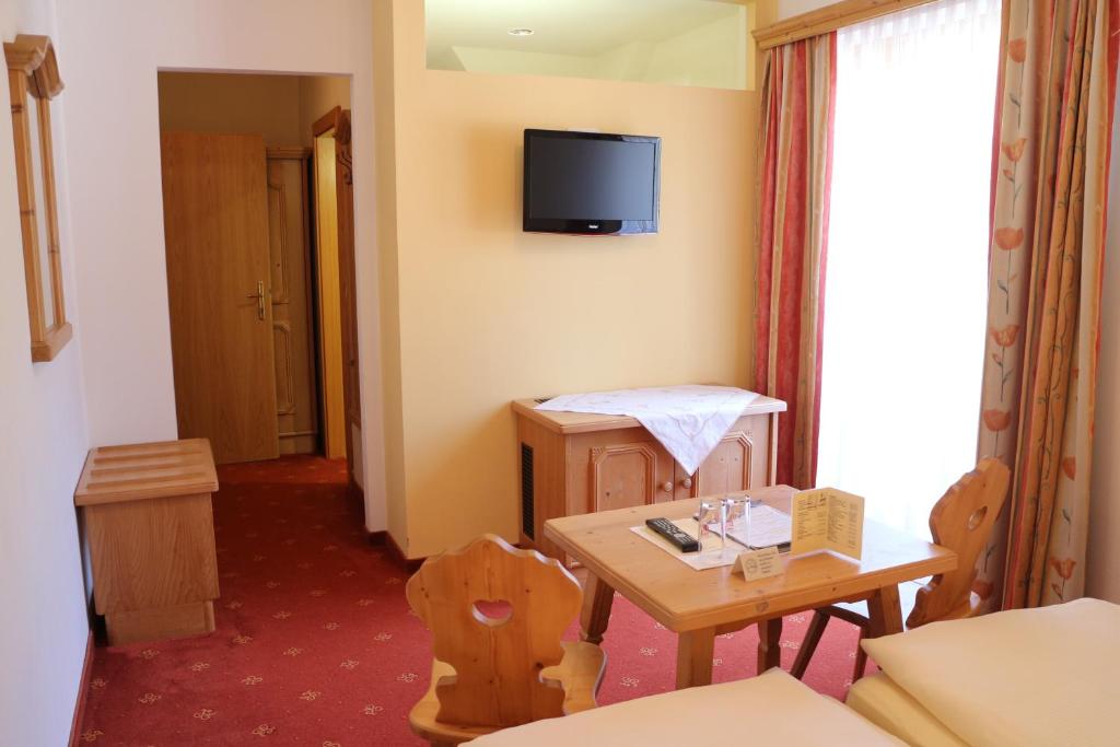 Televízia a/alebo spoločenská miestnosť v ubytovaní Hotel Domittner