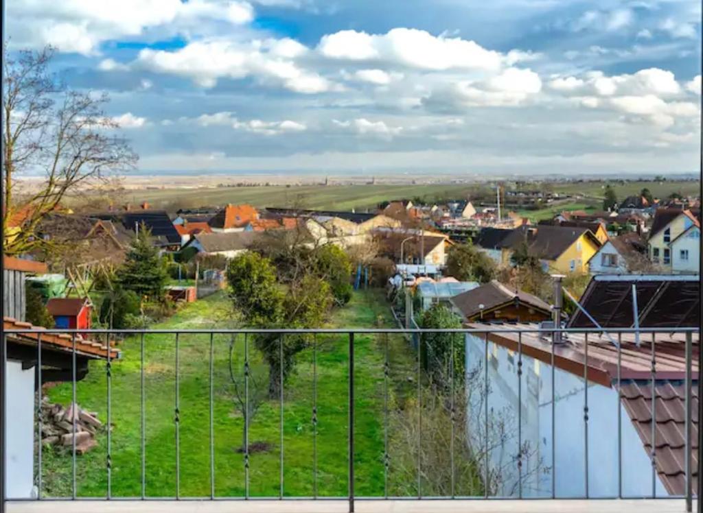 uma vista para uma pequena cidade a partir de uma varanda em Haus Sebald em Sankt Martin